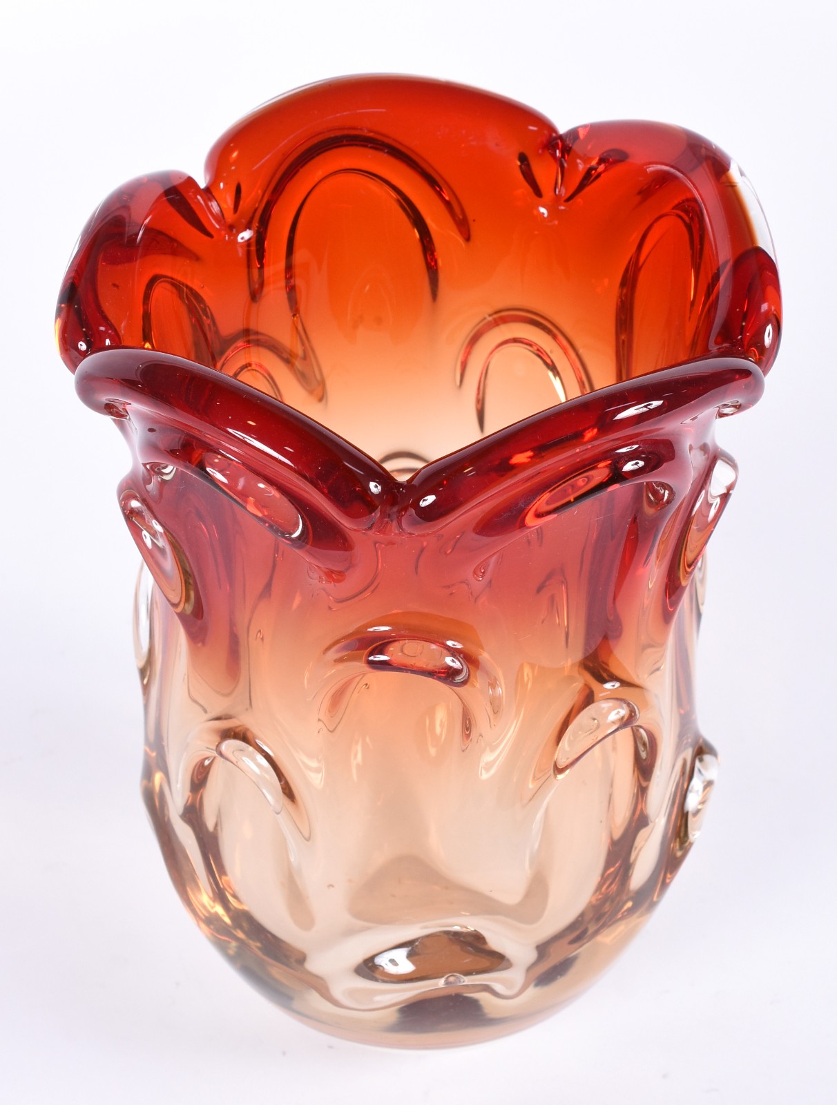 Vaso de vidro decorativo na cor vermelha degradé, borda em gomos. - foto 2 de 3