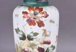 Potiche de opalina branca decorada com flores e... - Potiche de opalina branca decorada com flores em policromia.