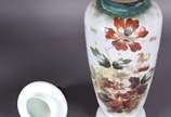 Potiche de opalina branca decorada com flores e... - Potiche de opalina branca decorada com flores em policromia.