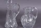 Duas jarras com alças  de cristal europeu lapid... - Duas jarras com alças  de cristal europeu lapidado.