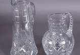 Duas jarras com alças  de cristal europeu lapid... - Duas jarras com alças  de cristal europeu lapidado.