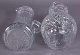 Duas jarras com alças  de cristal europeu lapid... - Duas jarras com alças  de cristal europeu lapidado.