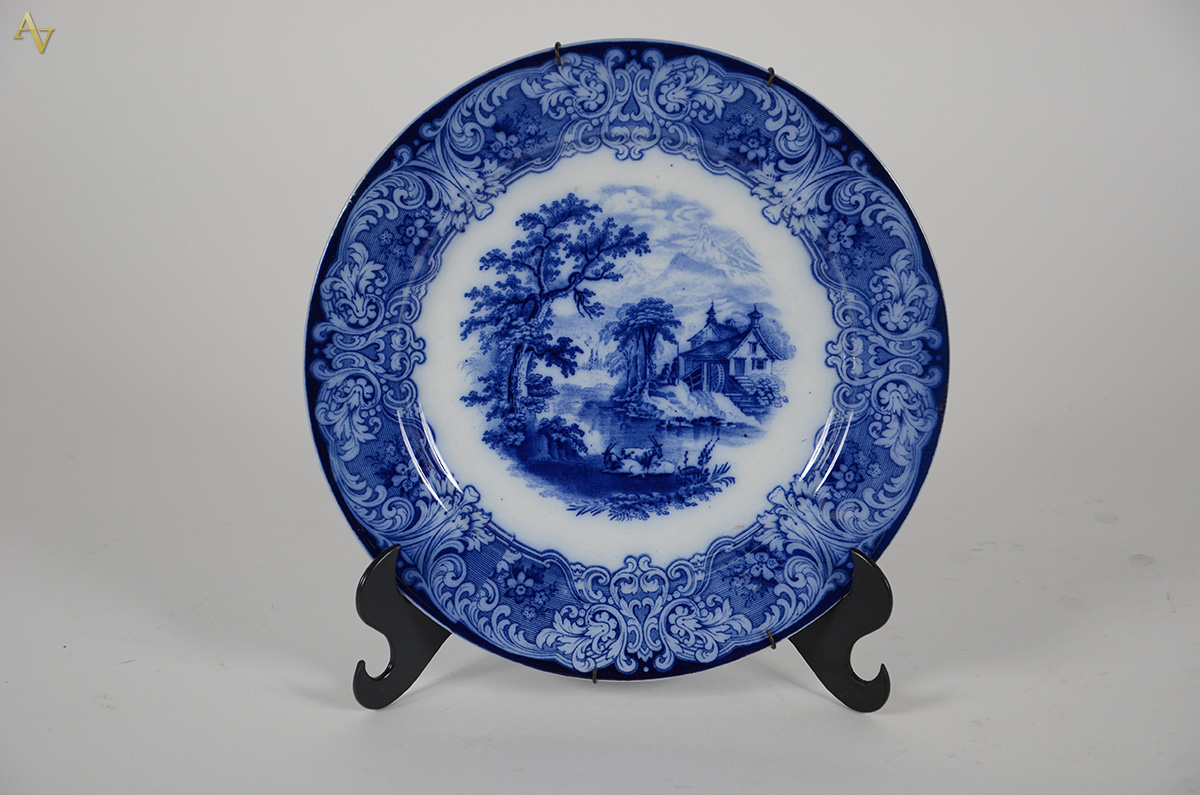 Medalhão em porcelana inglesa Royal Doulton, decorada com paisagem em... - foto 1 de 2