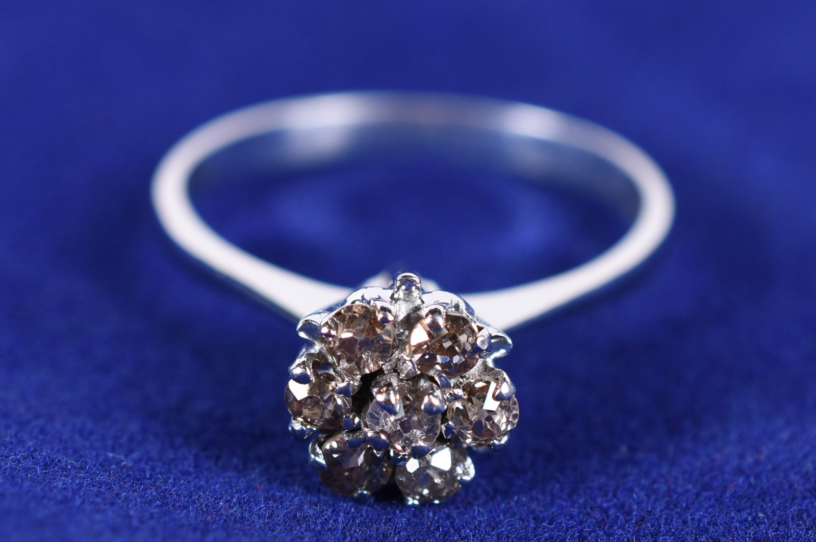 Anel de ouro branco 18k feitio chuveiro, aro 17 (Por motivos de... - foto 1 de 3