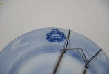 Medalhão em porcelana inglesa Royal Doulton, de... - Medalhão em porcelana inglesa Royal Doulton, decorada com paisagem em azul e branco, diam.27 cm.