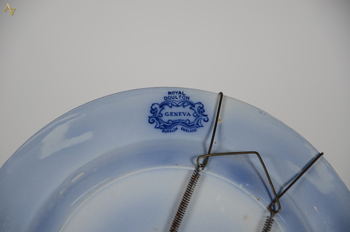 Medalhão em porcelana inglesa Royal Doulton, decorada com paisagem em... - foto 2 de 2