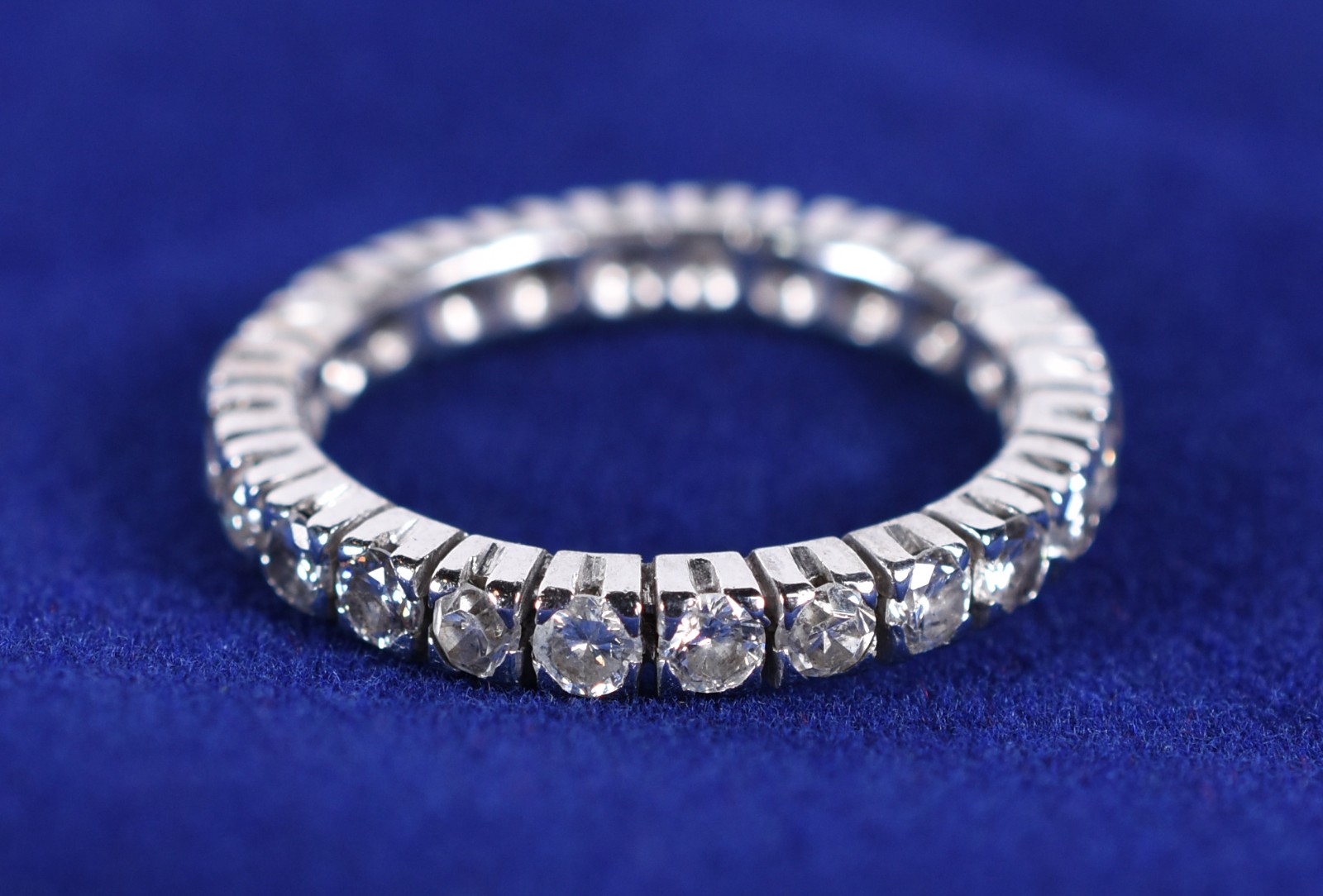 Aliança completa de ouro branco, cravejado de 24 diamantes, aro 11... - foto 1 de 3