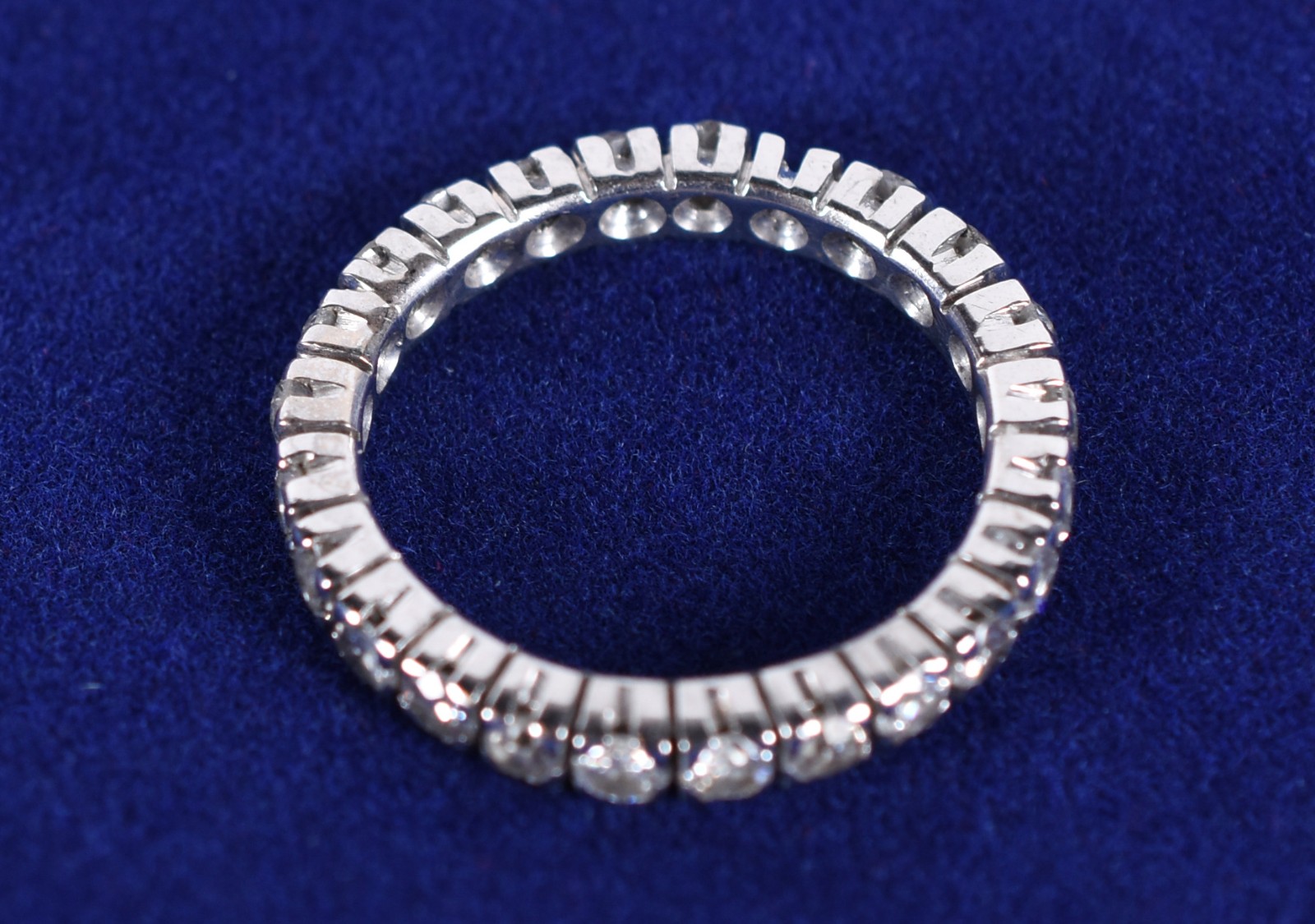 Aliança completa de ouro branco, cravejado de 24 diamantes, aro 11... - foto 2 de 3