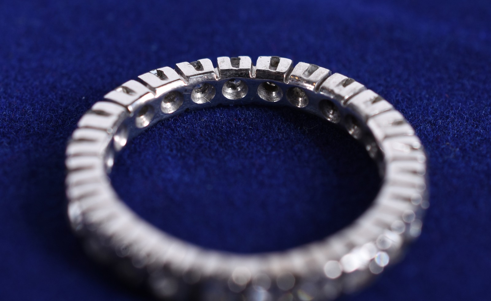 Aliança completa de ouro branco, cravejado de 24 diamantes, aro 11... - foto 3 de 3