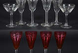 Serviço de cristal, sendo 10 cálices para água,... - Serviço de cristal, sendo 10 cálices para água, 6 para vinho tinto, 8 cálices para vinho branco (na cor vermelha) e 8 taças para champagne. Tota...