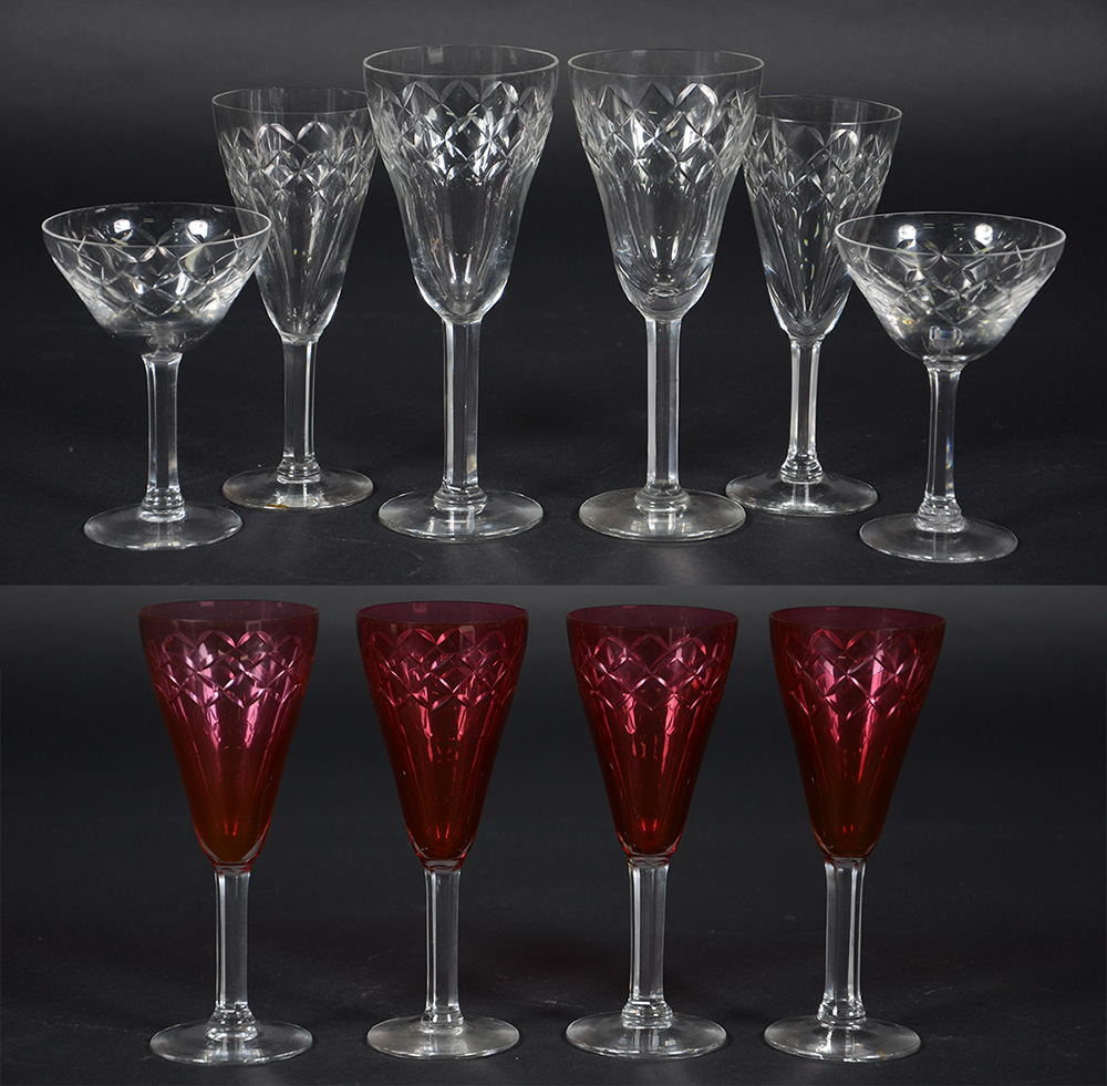 Serviço de cristal, sendo 10 cálices para água, 6 para vinho tinto, 8...