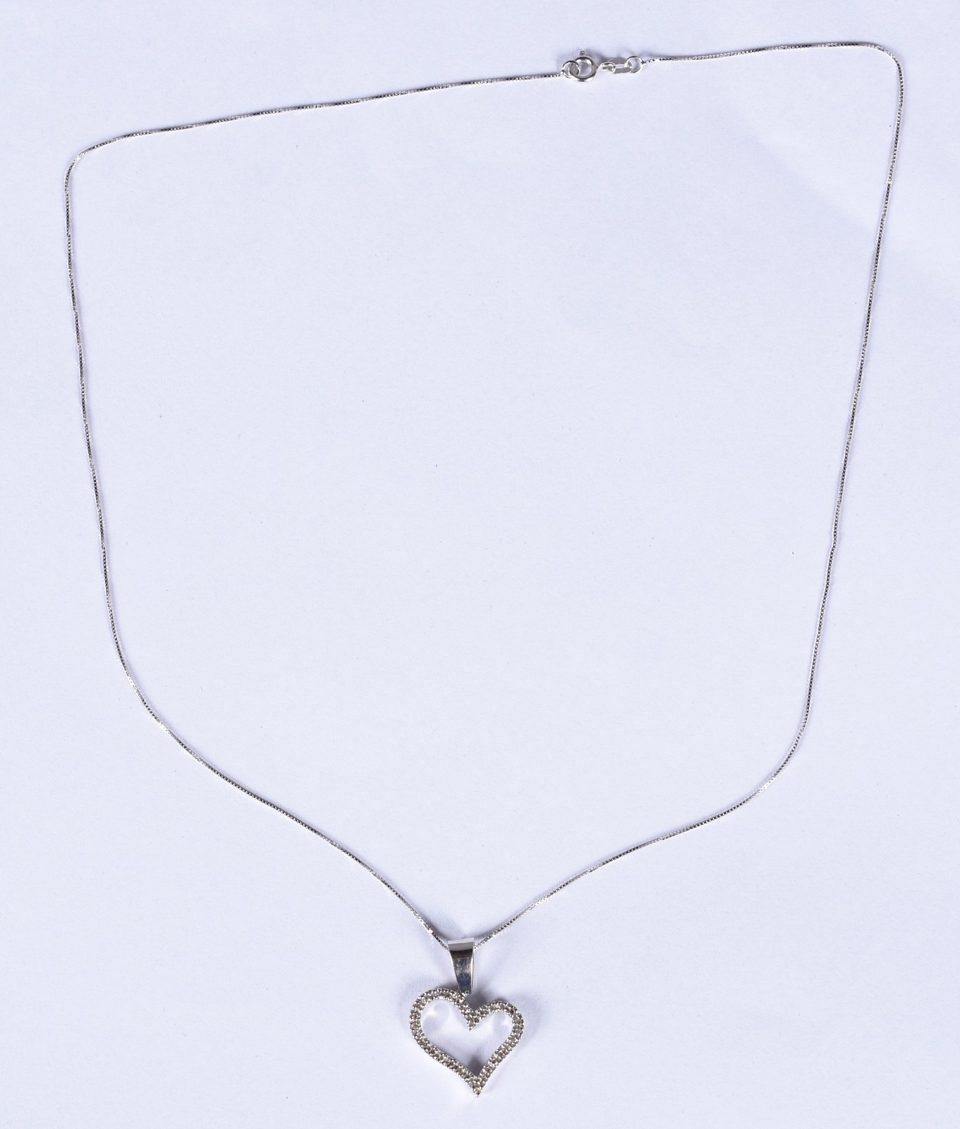 Colar de ouro branco e pingente feitio coração cravejado com... - foto 2 de 5
