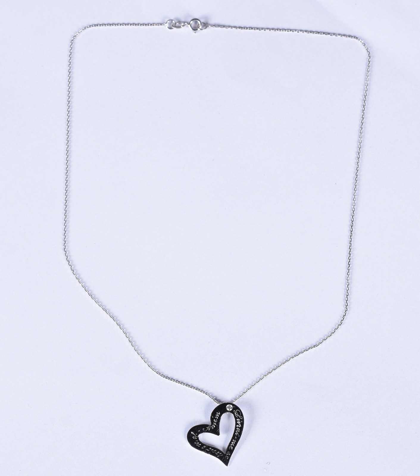 Colar de ouro branco e pingente feitio coração (Por motivos de... - foto 2 de 5