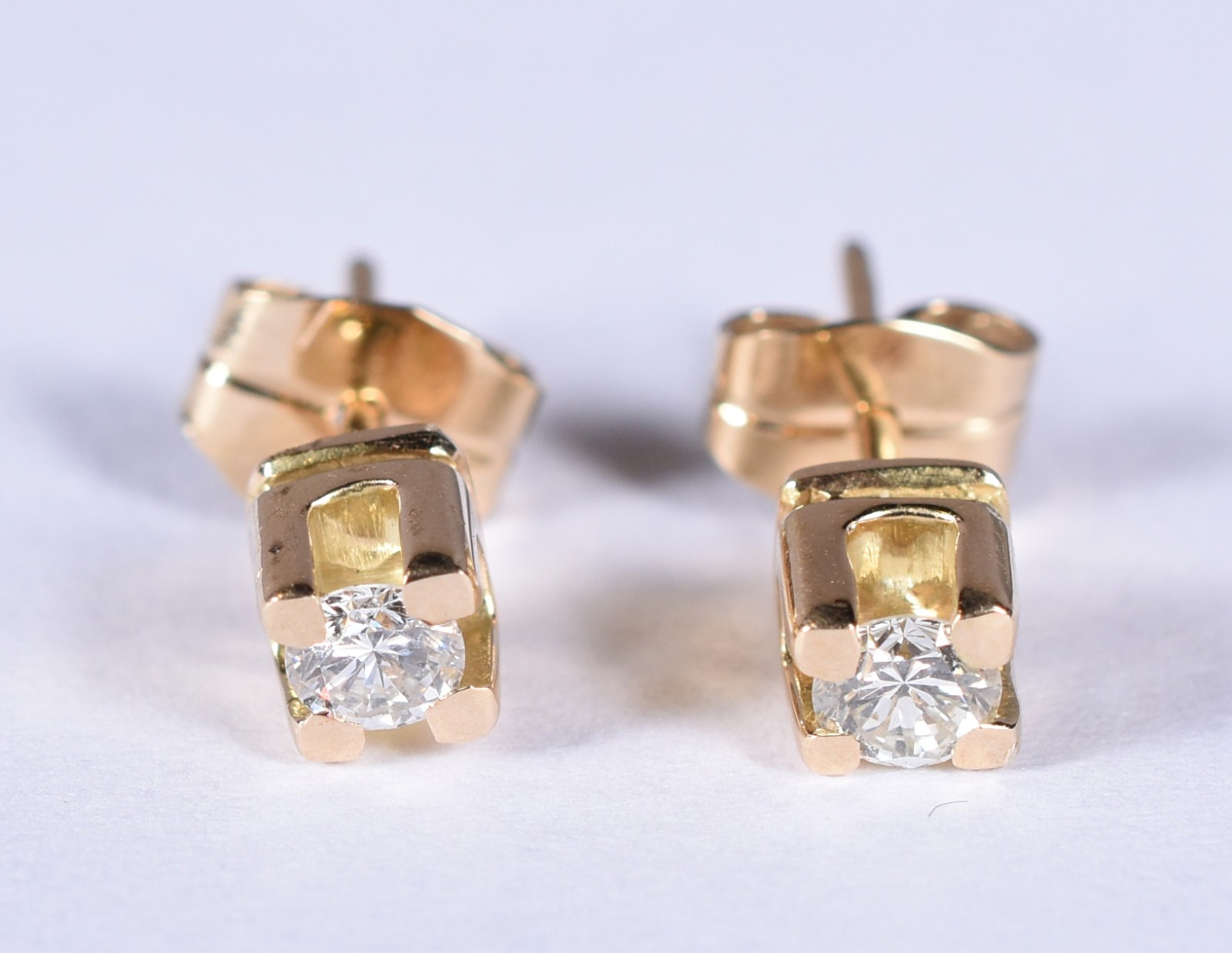 Par de brincos de ouro 18k, contraste 750 com 2 brilhantes (Por... - foto 1 de 2
