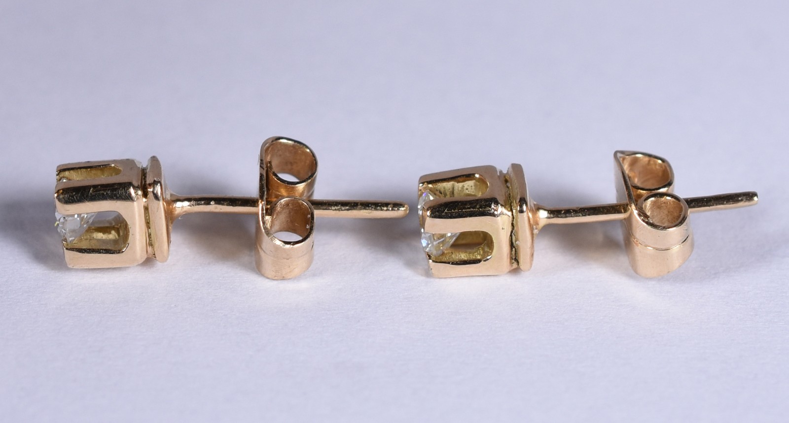 Par de brincos de ouro 18k, contraste 750 com 2 brilhantes (Por... - foto 2 de 2