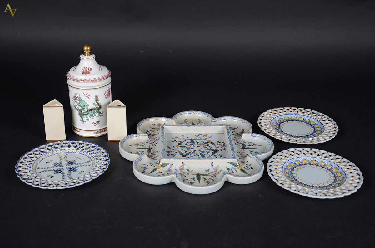 Diversas peças em porcelana portuguesa, sendo: Pote de farmácia...