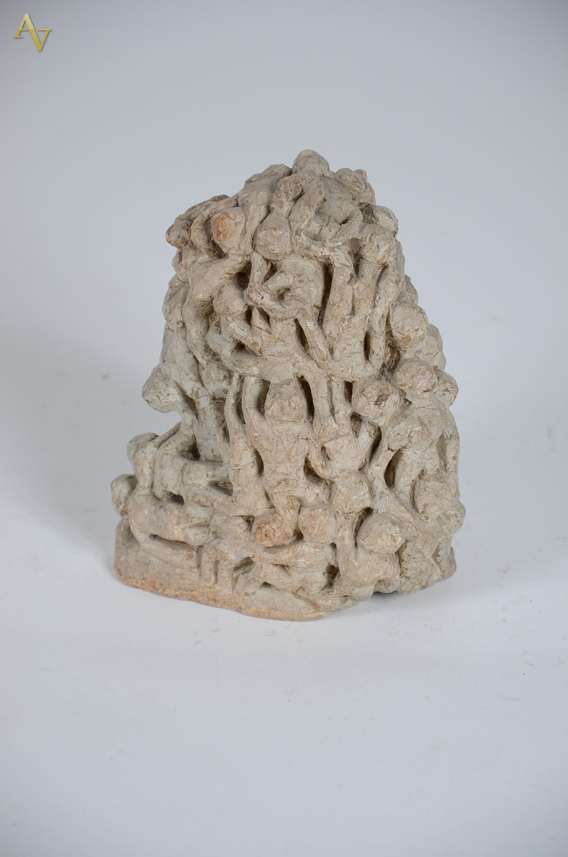 Escultura em pedra repres."Aglomerado de pessoas" Assinada...