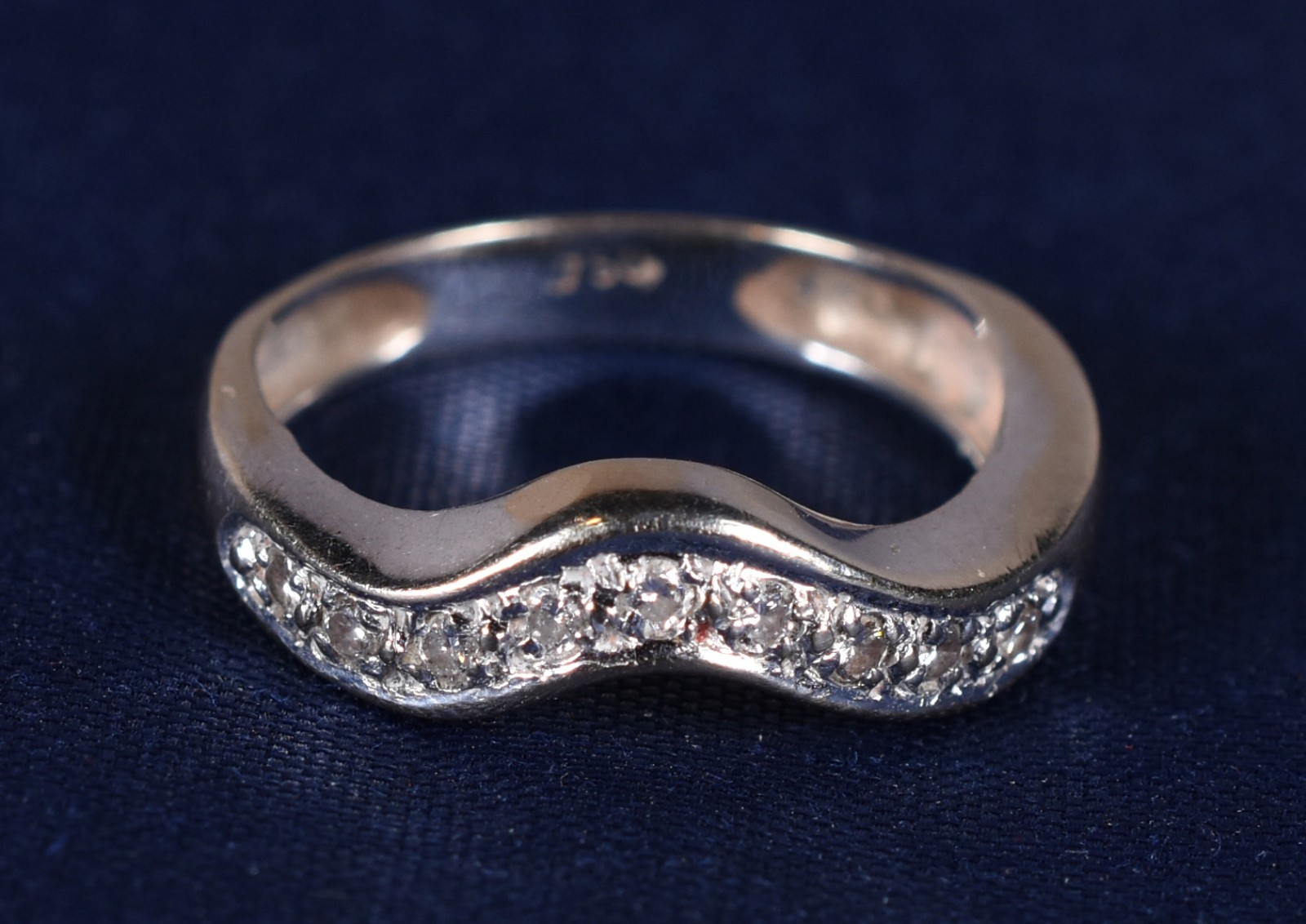 Anel de ouro 18k, contraste 750 feitio onda com 10 brilhantes, aro... - foto 1 de 4