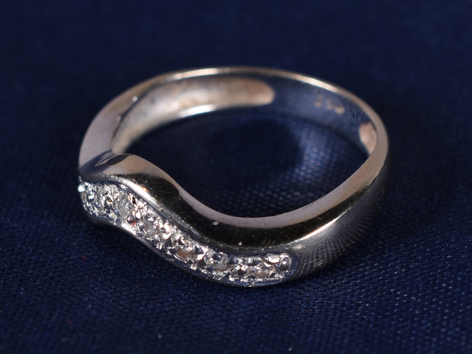 Anel de ouro 18k, contraste 750 feitio onda com 10 brilhantes, aro... - foto 2 de 4