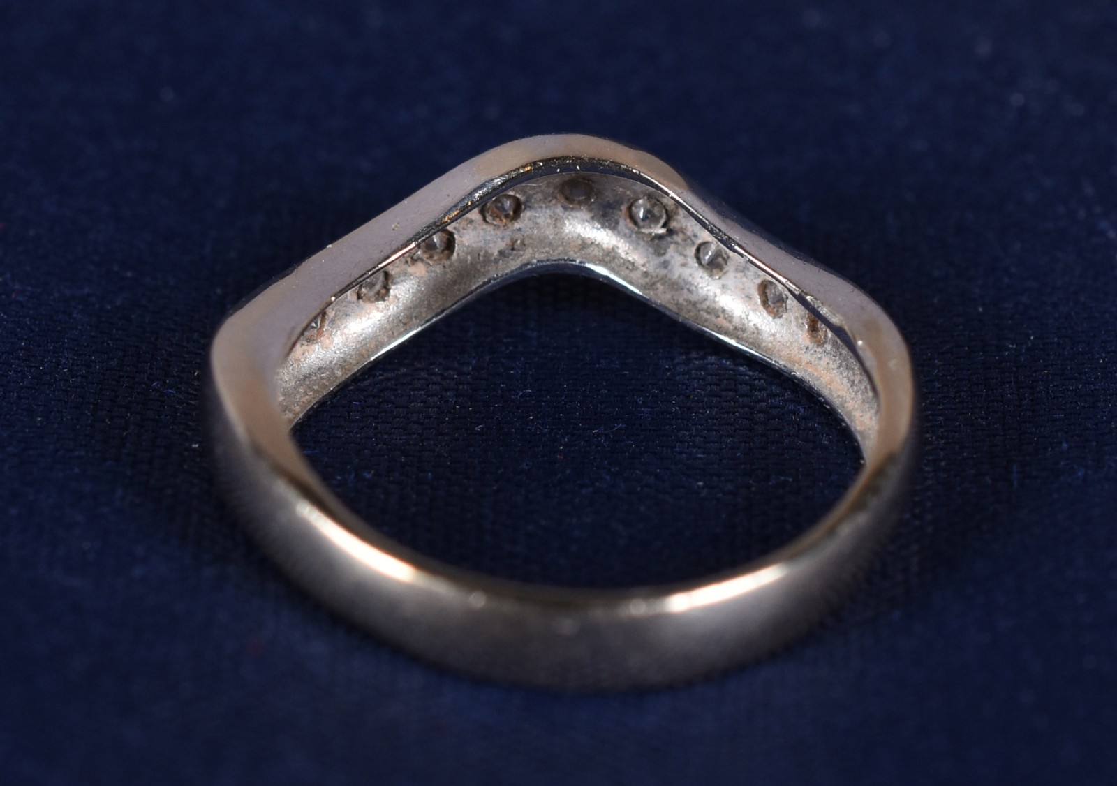 Anel de ouro 18k, contraste 750 feitio onda com 10 brilhantes, aro... - foto 4 de 4