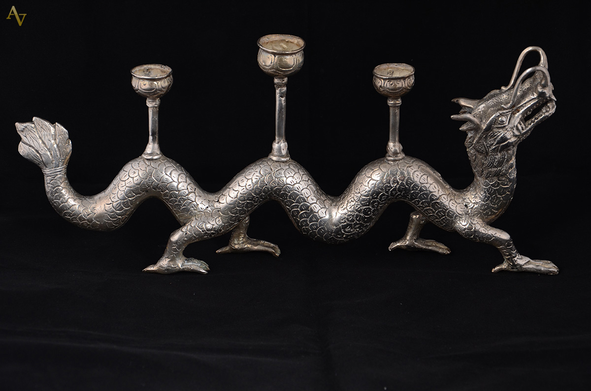 Candelabro oriental para 3 velas em metal prateado representando...