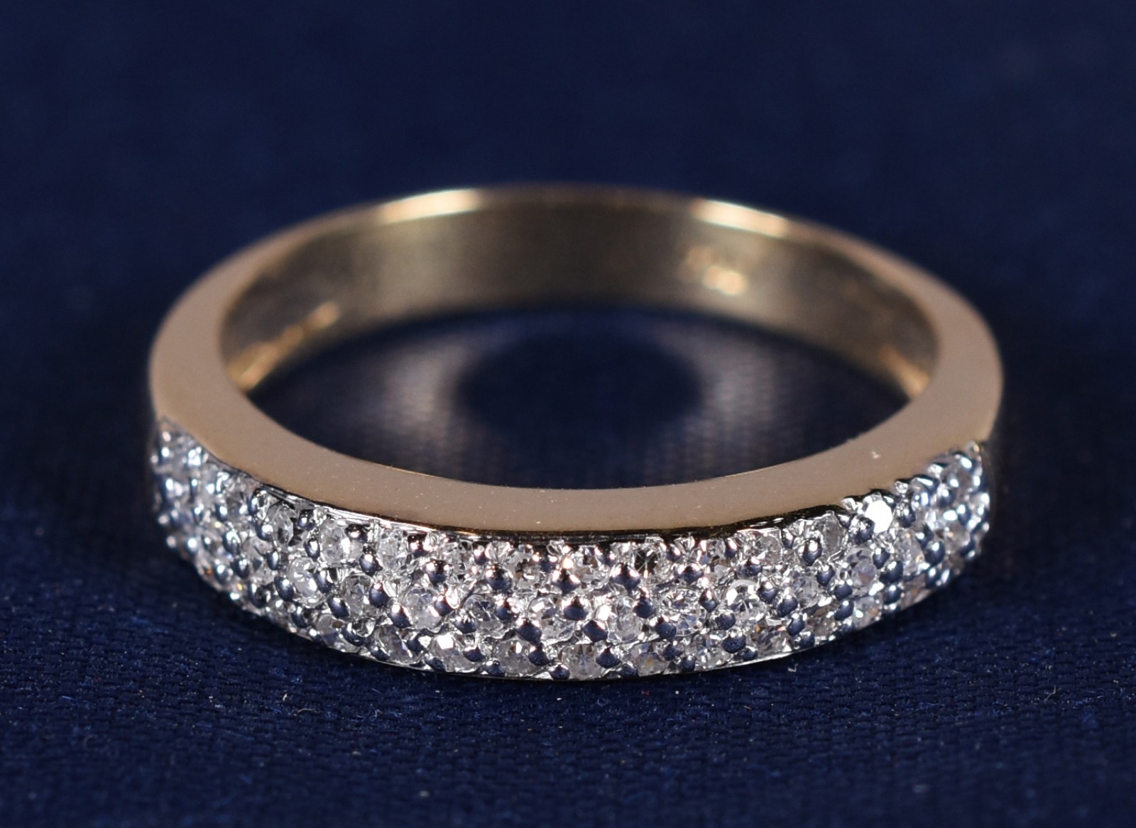 Anel de ouro 18k e ouro branco cravejado de brilhantes, aro 15 (Por... - foto 1 de 4