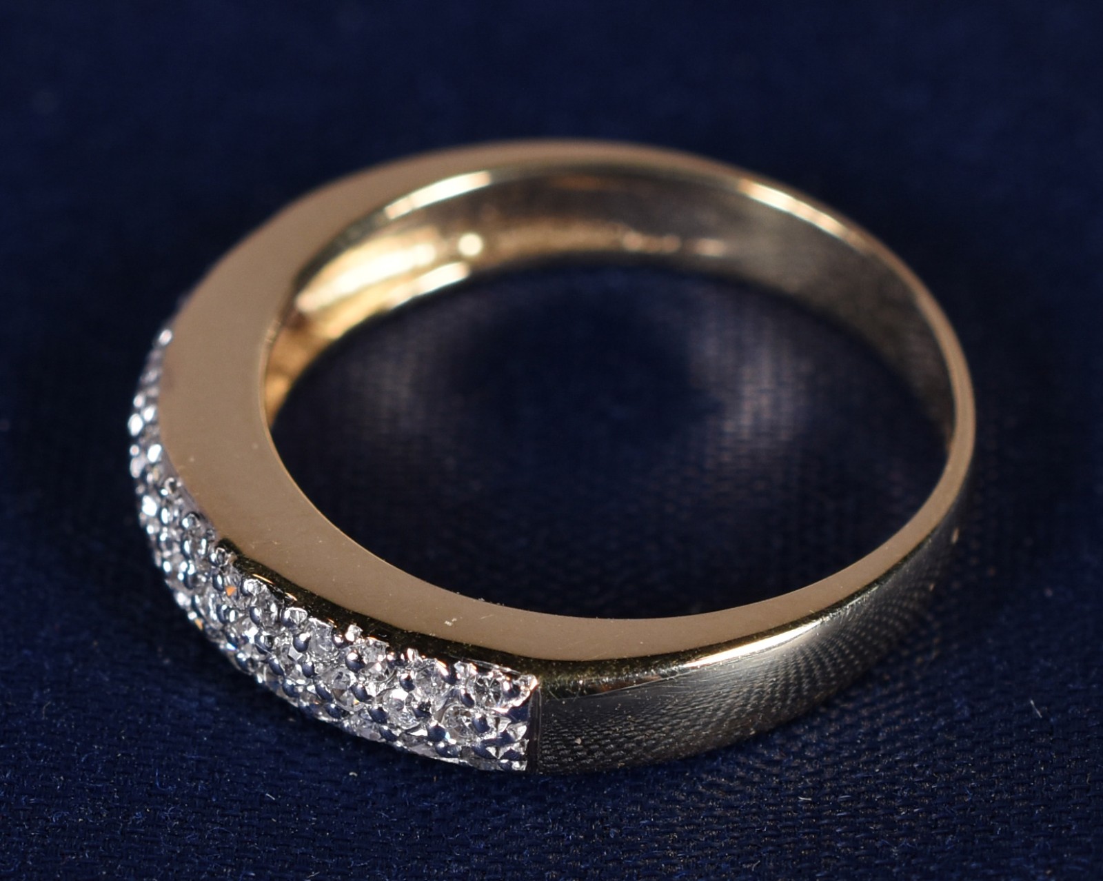 Anel de ouro 18k e ouro branco cravejado de brilhantes, aro 15 (Por... - foto 2 de 4