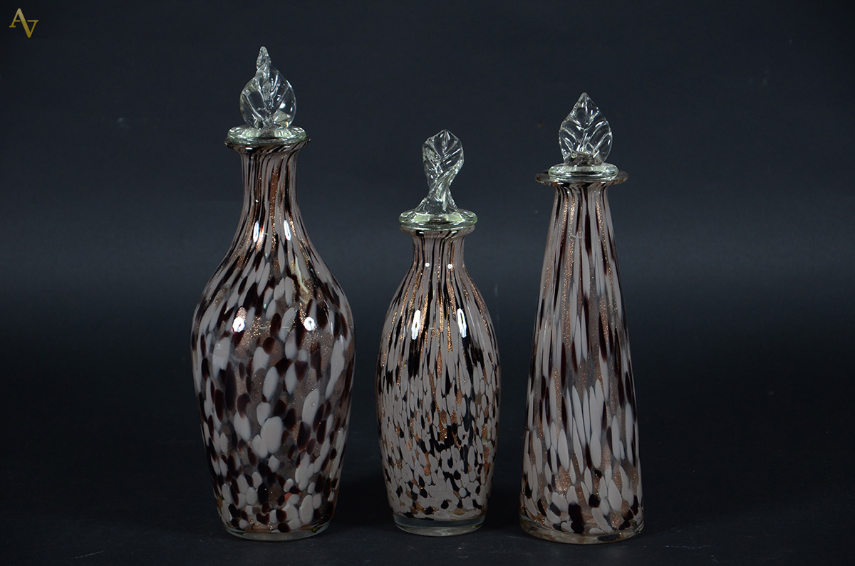 Conjunto de 3 garrafas em vidro italiano mesclado. Alturas: 30, 35 e...