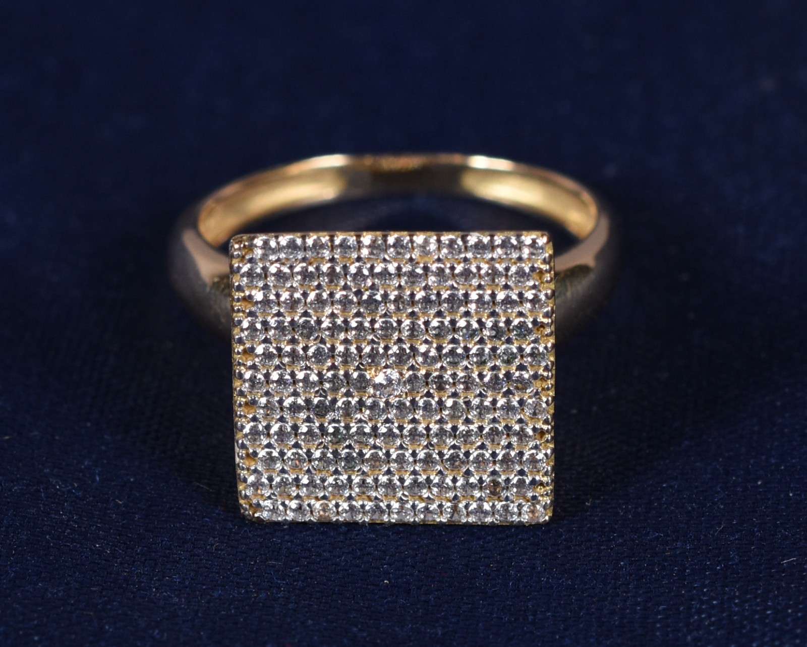 Anel de ouro 18k cravejado com safiras branca, aro 17 (Por motivos de... - foto 1 de 4