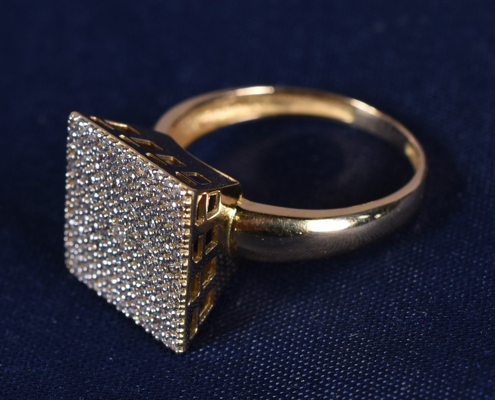 Anel de ouro 18k cravejado com safiras branca, aro 17 (Por motivos de... - foto 2 de 4