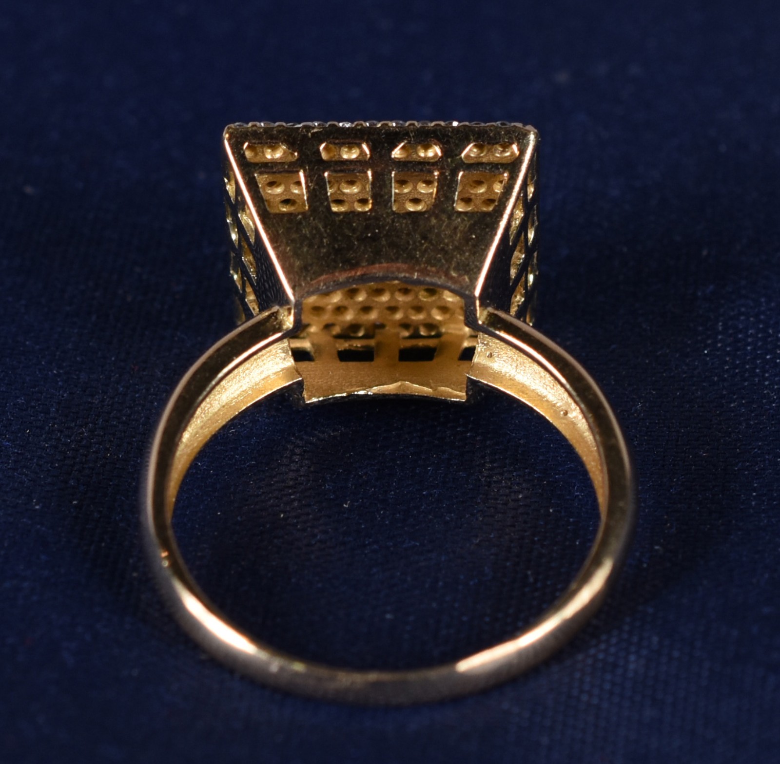 Anel de ouro 18k cravejado com safiras branca, aro 17 (Por motivos de... - foto 3 de 4