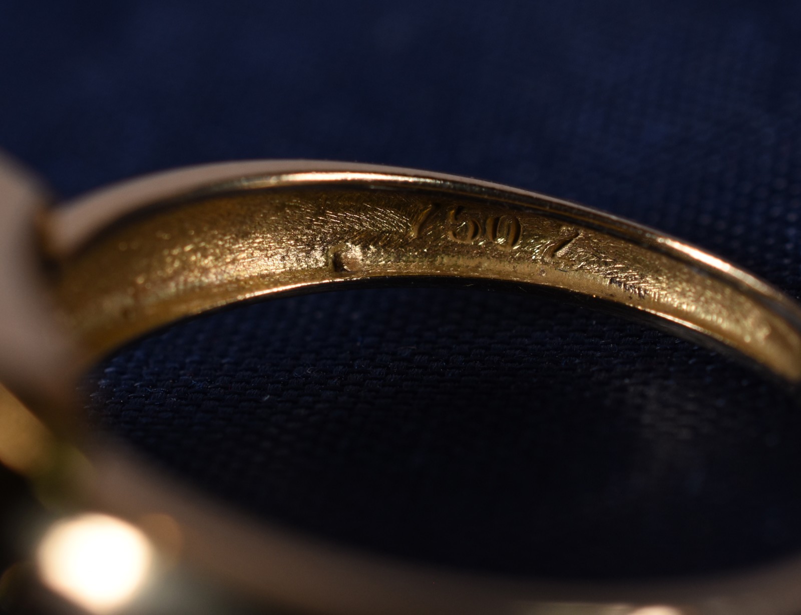 Anel de ouro 18k cravejado com safiras branca, aro 17 (Por motivos de... - foto 4 de 4