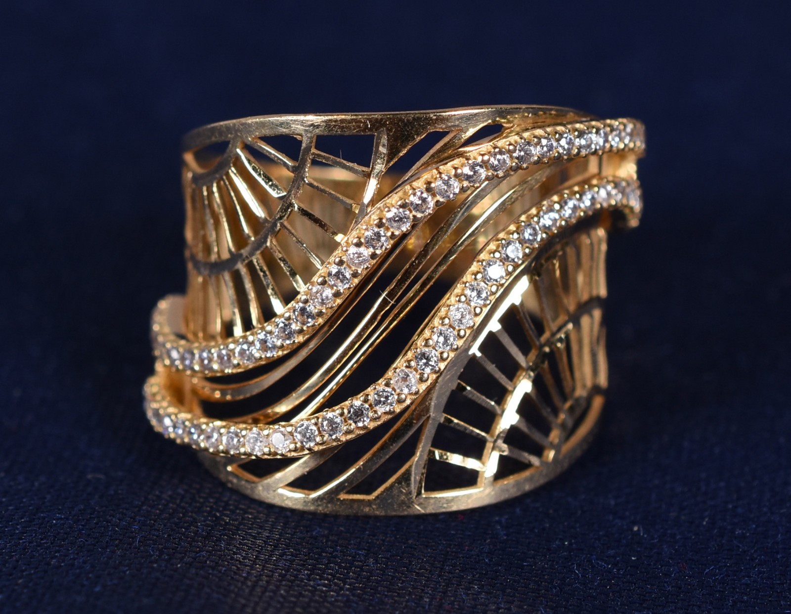 Anel de ouro 18k cravejado com safiras brancas, aro 15 (Por motivos... - foto 1 de 4