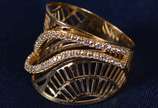 Anel de ouro 18k cravejado com safiras brancas,... - Anel de ouro 18k cravejado com safiras brancas, aro 15  (Por motivos de segurança a peça não se encontra na loja)
