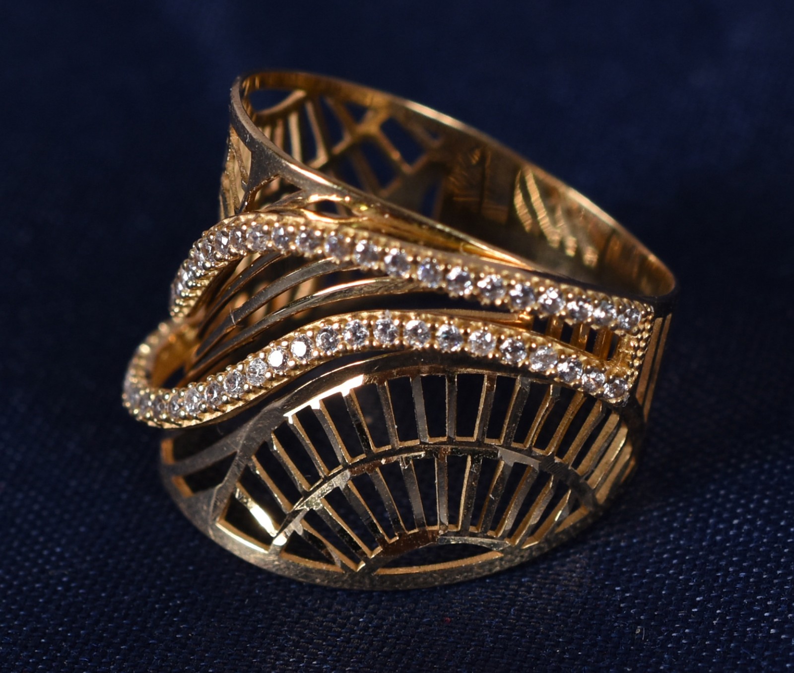 Anel de ouro 18k cravejado com safiras brancas, aro 15 (Por motivos... - foto 2 de 4