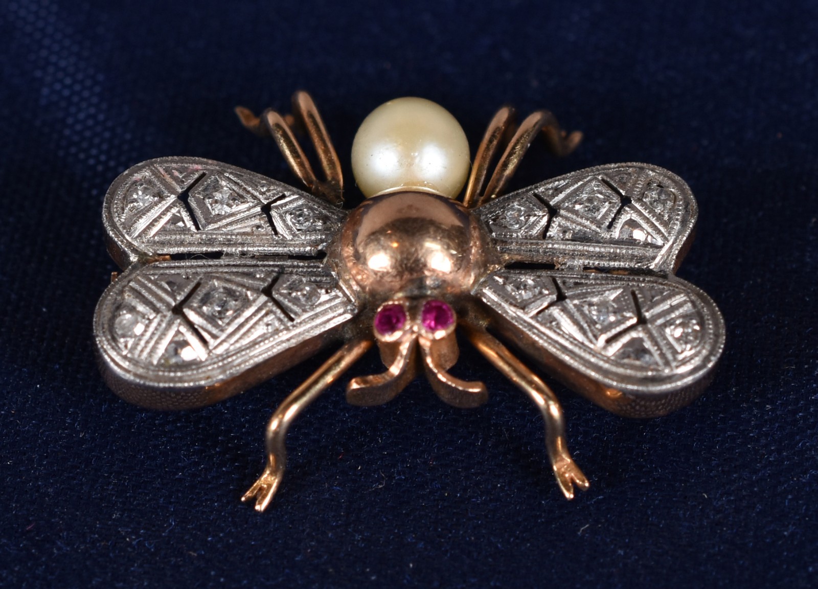 Broche feitio abelha de ouro 18k e platina cravejado de brilhantes... - foto 1 de 3