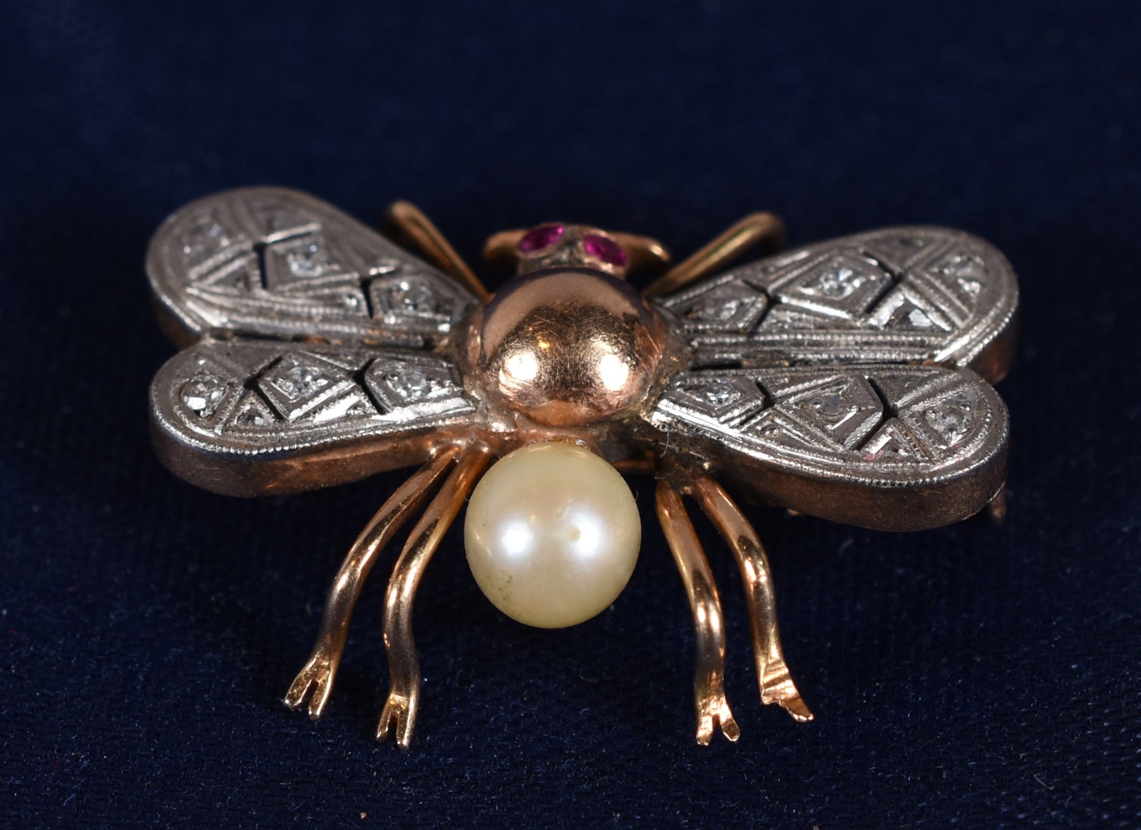 Broche feitio abelha de ouro 18k e platina cravejado de brilhantes... - foto 2 de 3