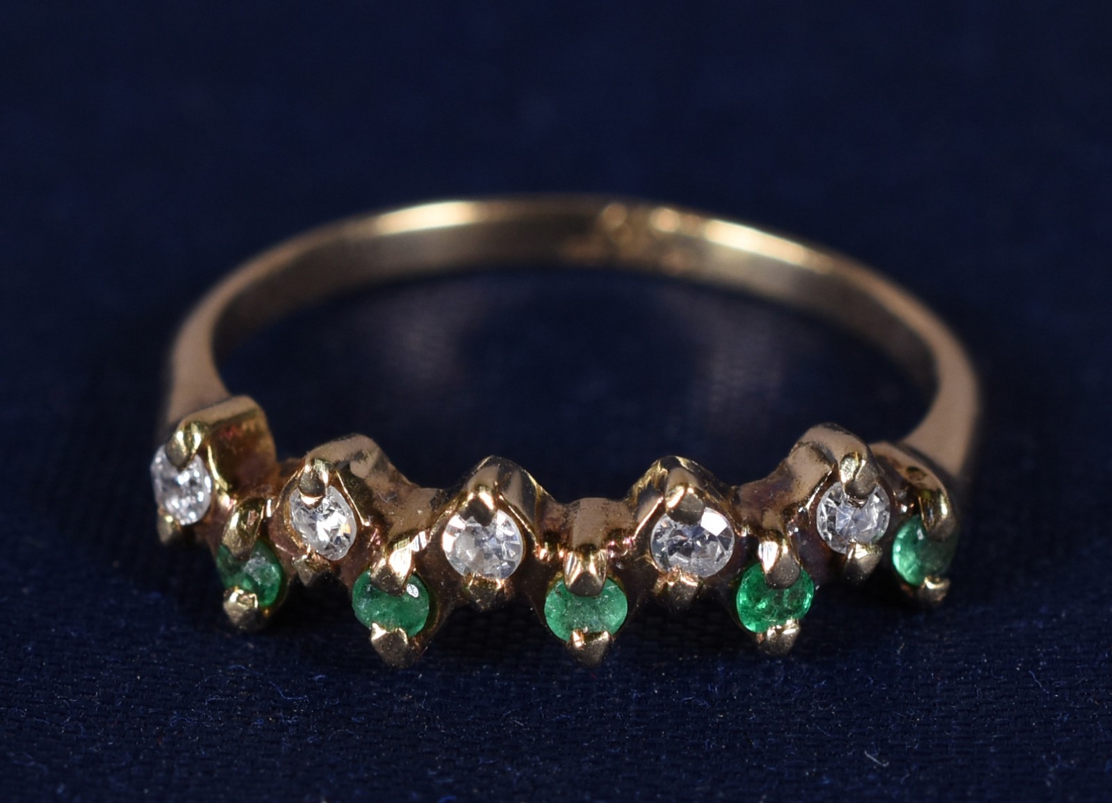 Anel de ouro18k com 5 brilhantes e 5 esmeraldas, aro 17 (Por motivos... - foto 1 de 5