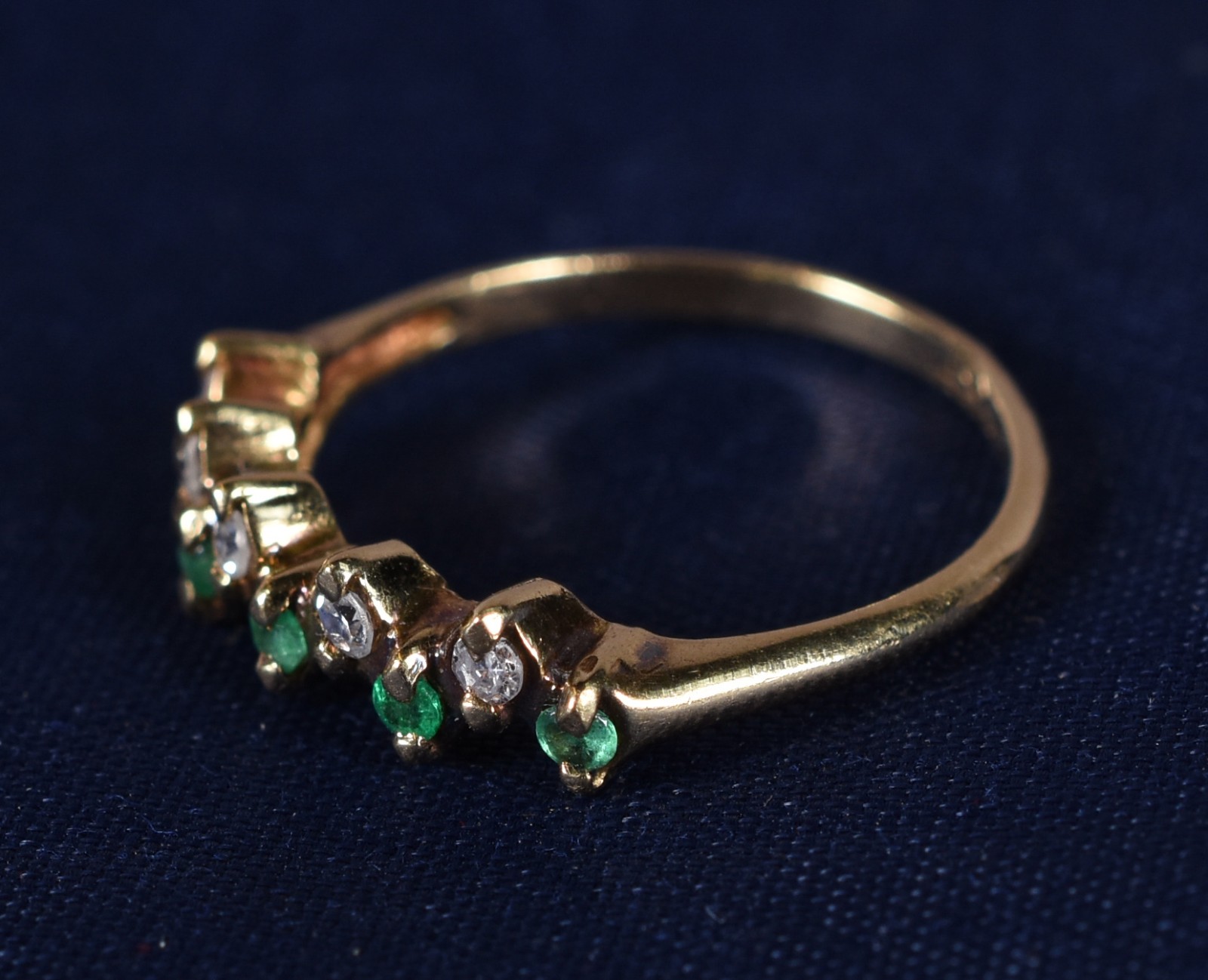 Anel de ouro18k com 5 brilhantes e 5 esmeraldas, aro 17 (Por motivos... - foto 2 de 5