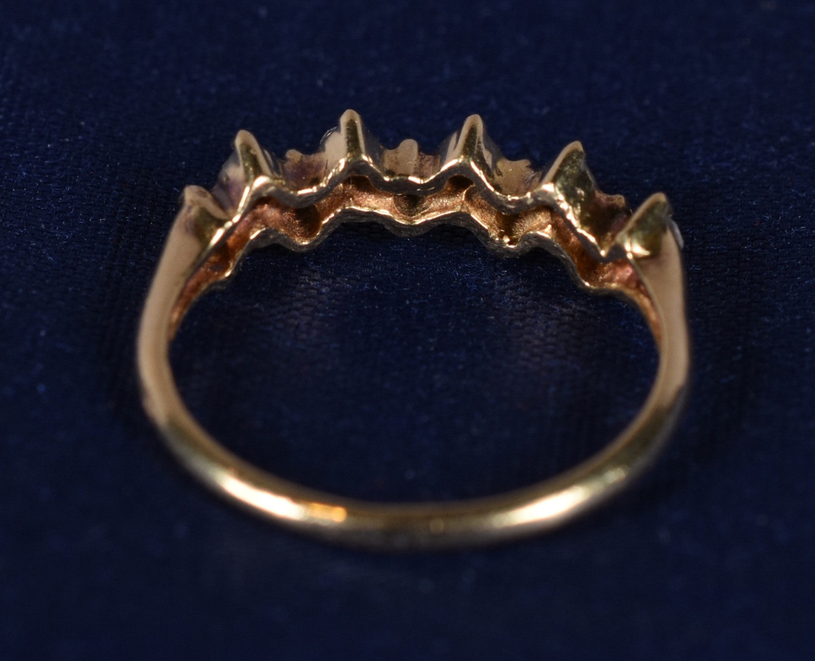 Anel de ouro18k com 5 brilhantes e 5 esmeraldas, aro 17 (Por motivos... - foto 4 de 5