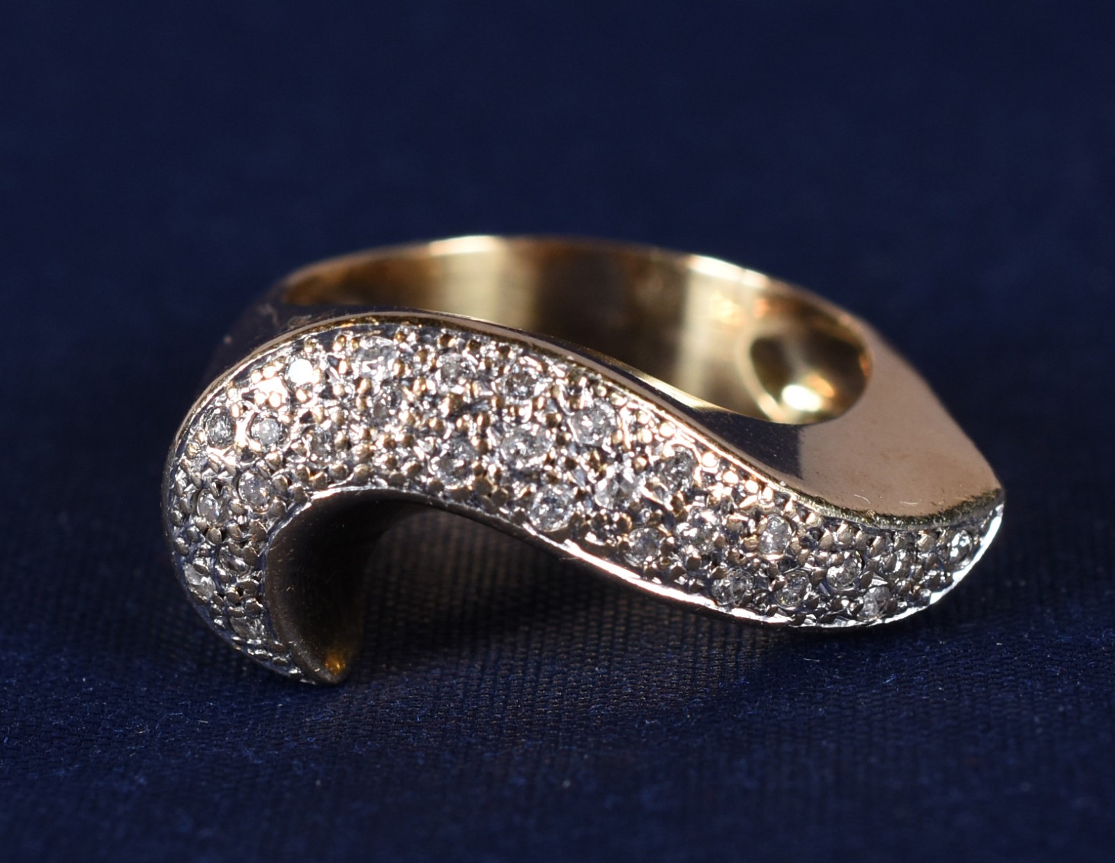 Anel de ouro 18k, contraste 750 cravejado de brilhantes, aro 21 (Por... - foto 1 de 4
