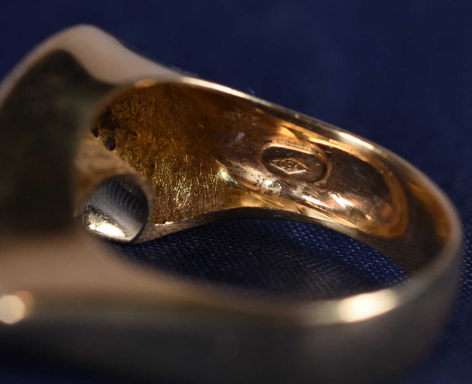 Anel de ouro 18k, contraste 750 cravejado de brilhantes, aro 21 (Por... - foto 3 de 4