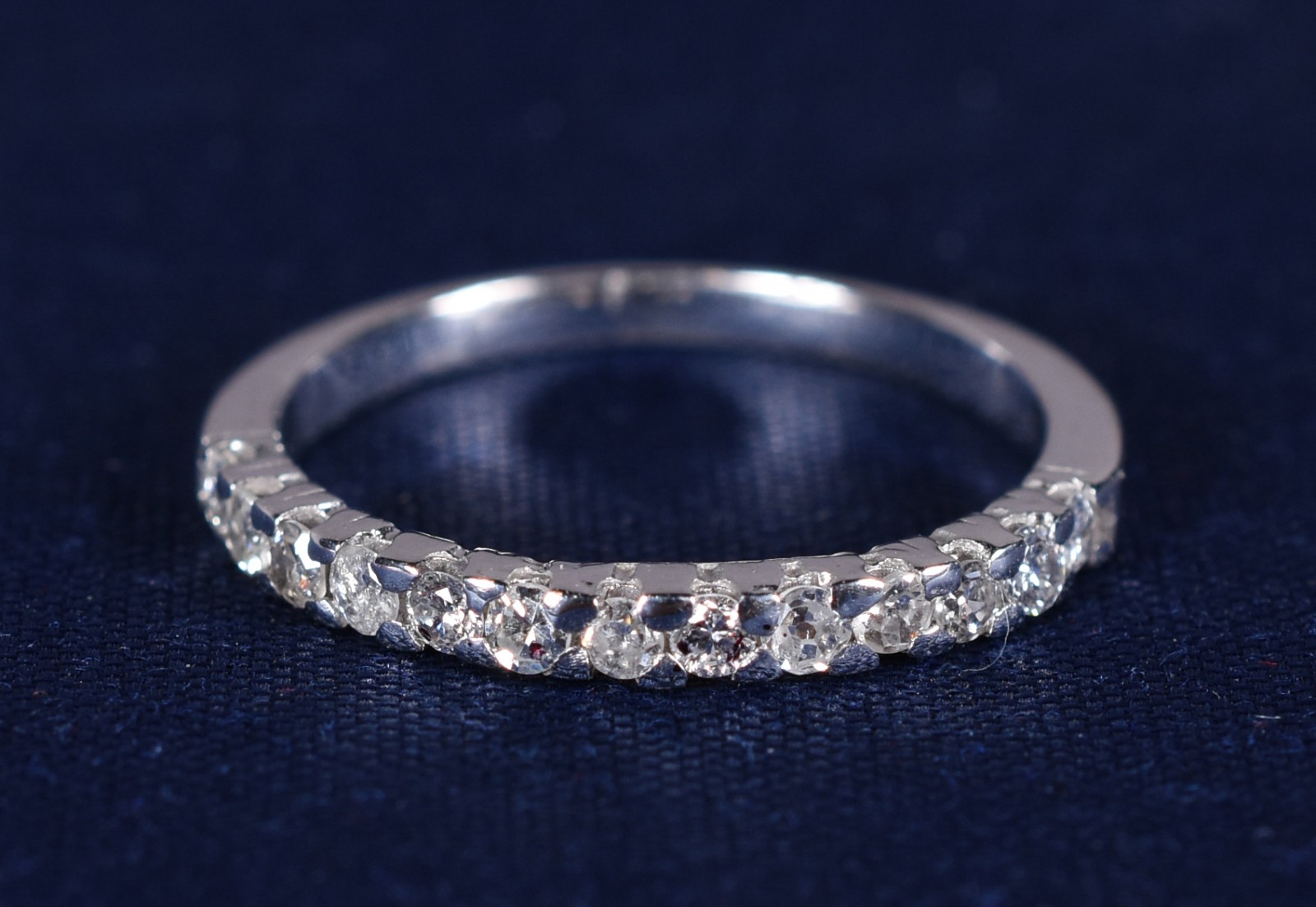 Anel de ouro branco com 12 brilhantes de 0,05 cada - total 0,60 ct... - foto 1 de 3