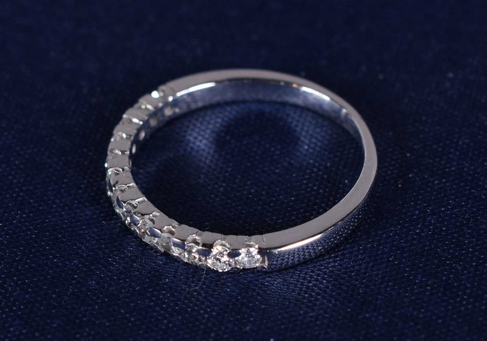 Anel de ouro branco com 12 brilhantes de 0,05 cada - total 0,60 ct... - foto 2 de 3
