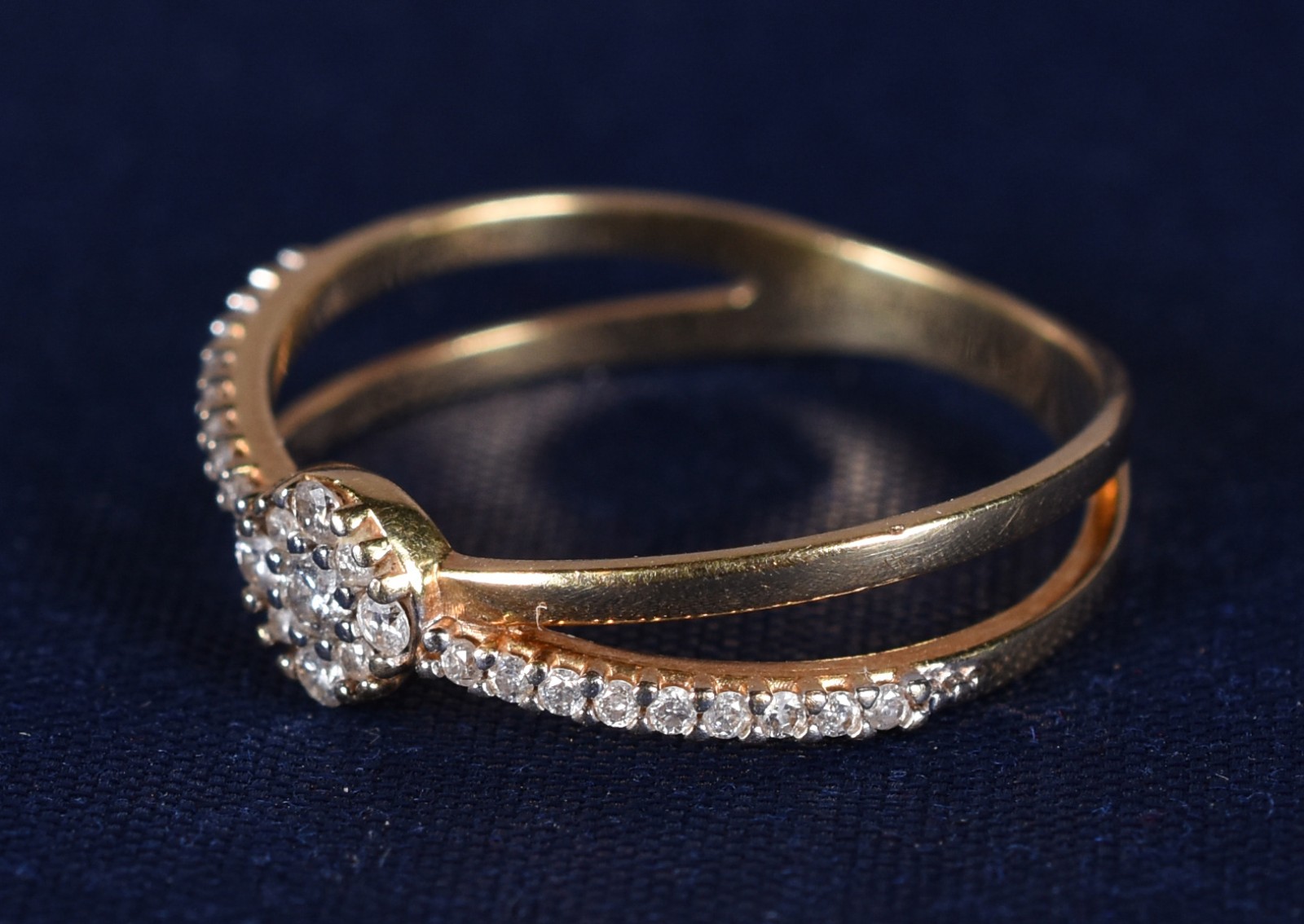 Anel de ouro 18k entrelaçado cravejado de safiras, aro 19 (Por... - foto 2 de 4
