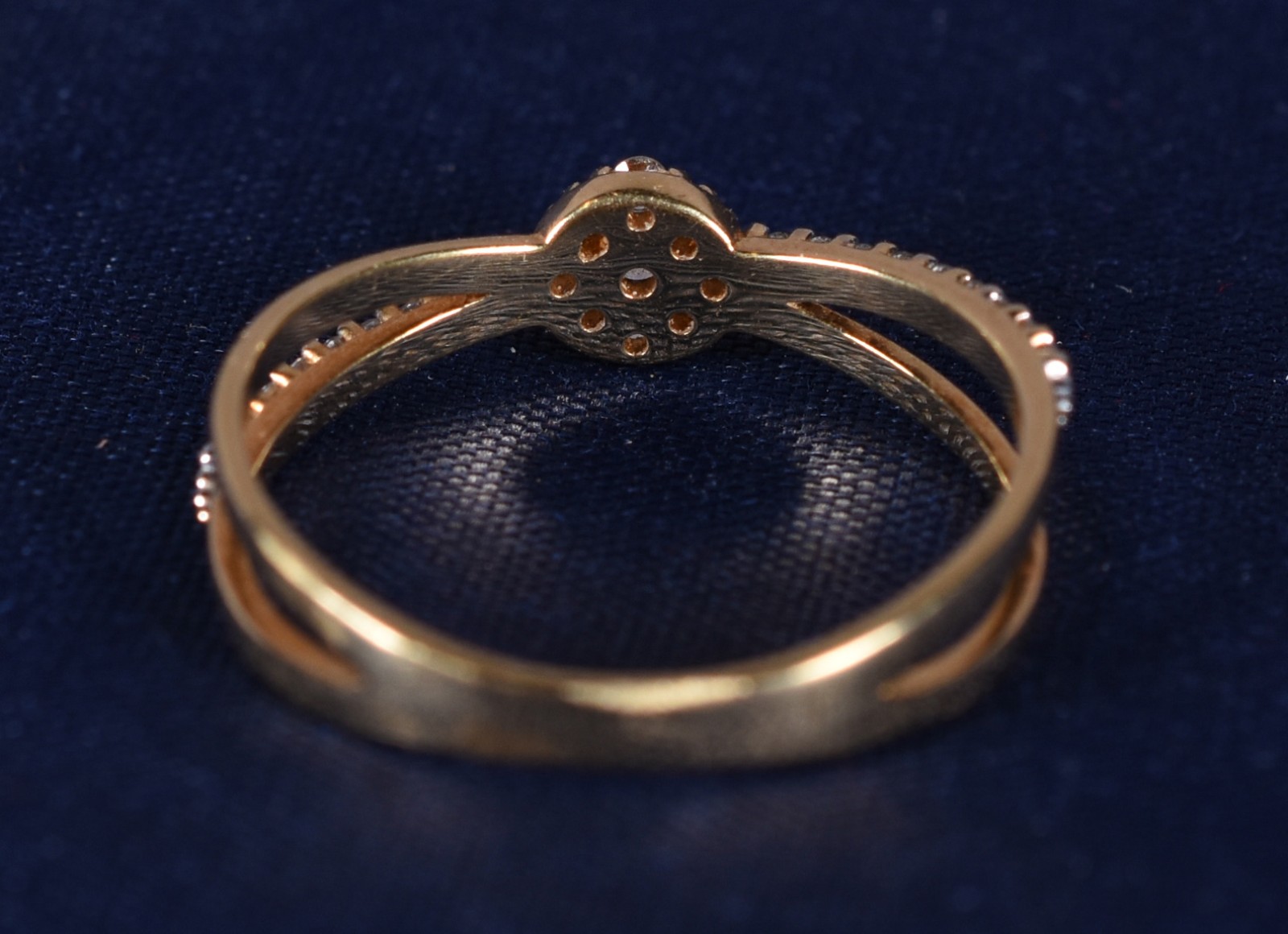 Anel de ouro 18k entrelaçado cravejado de safiras, aro 19 (Por... - foto 3 de 4