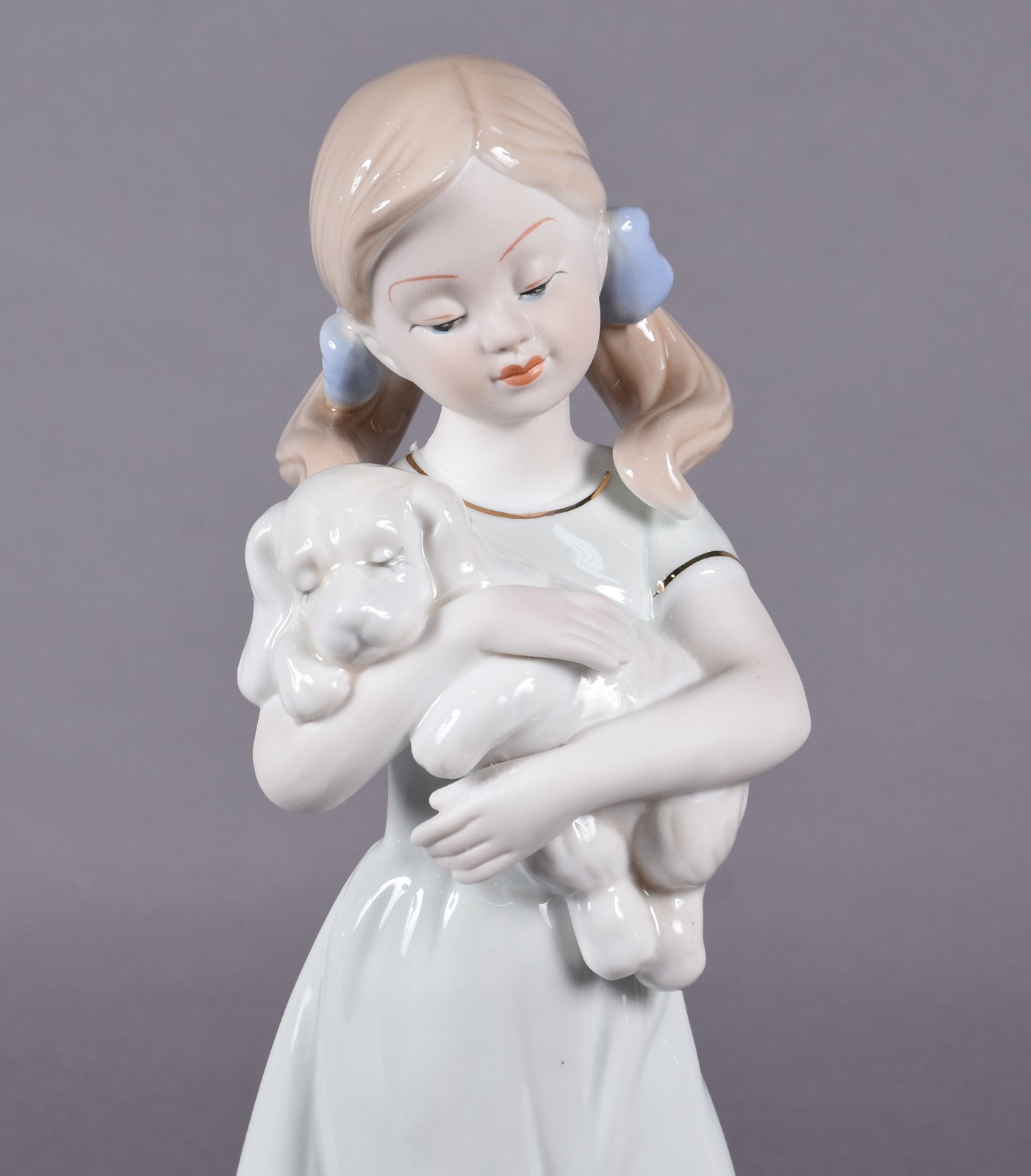 Estatueta de porcelana policromada representando dama com cachorro. - foto 2 de 4