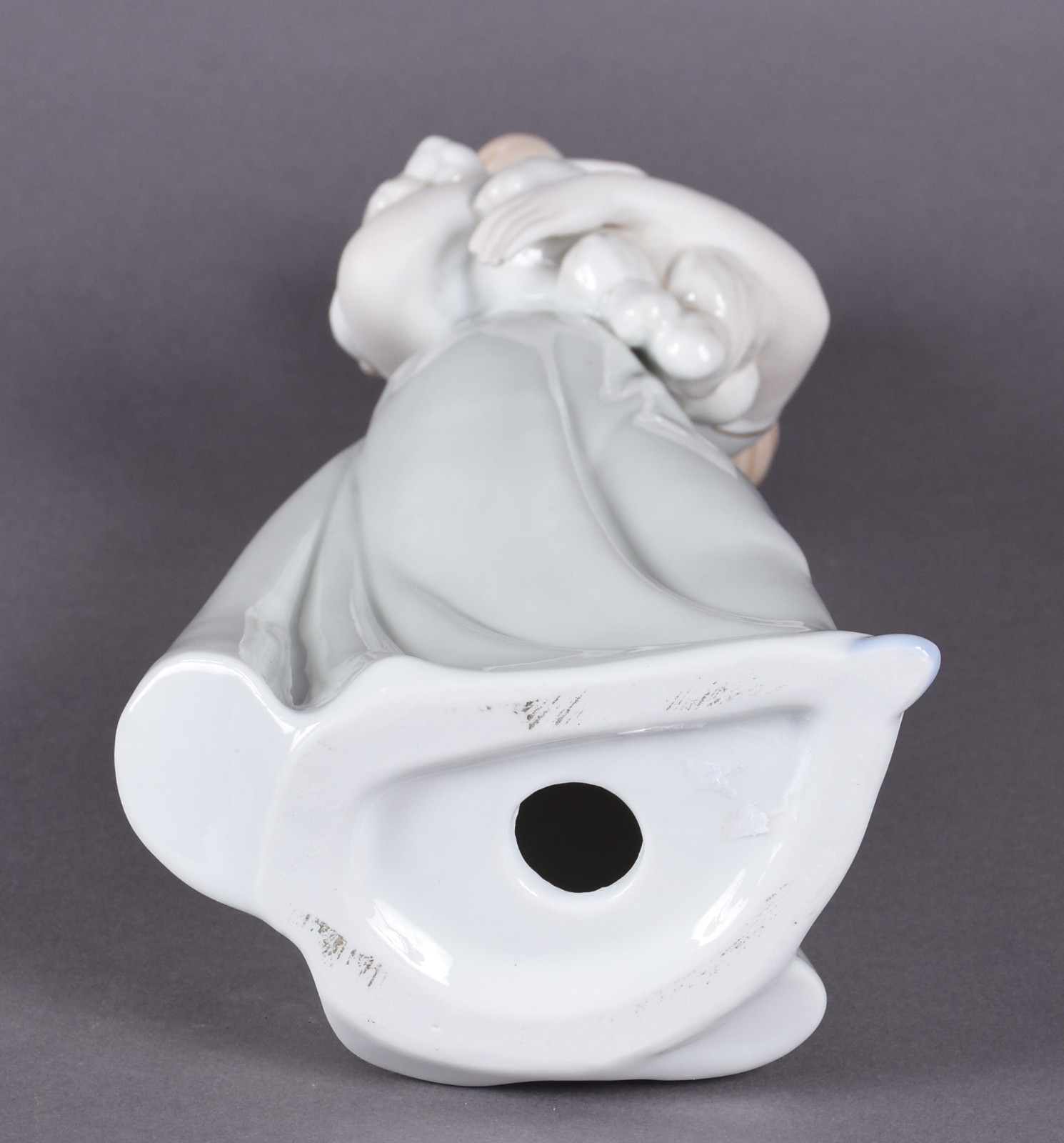 Estatueta de porcelana policromada representando dama com cachorro. - foto 4 de 4