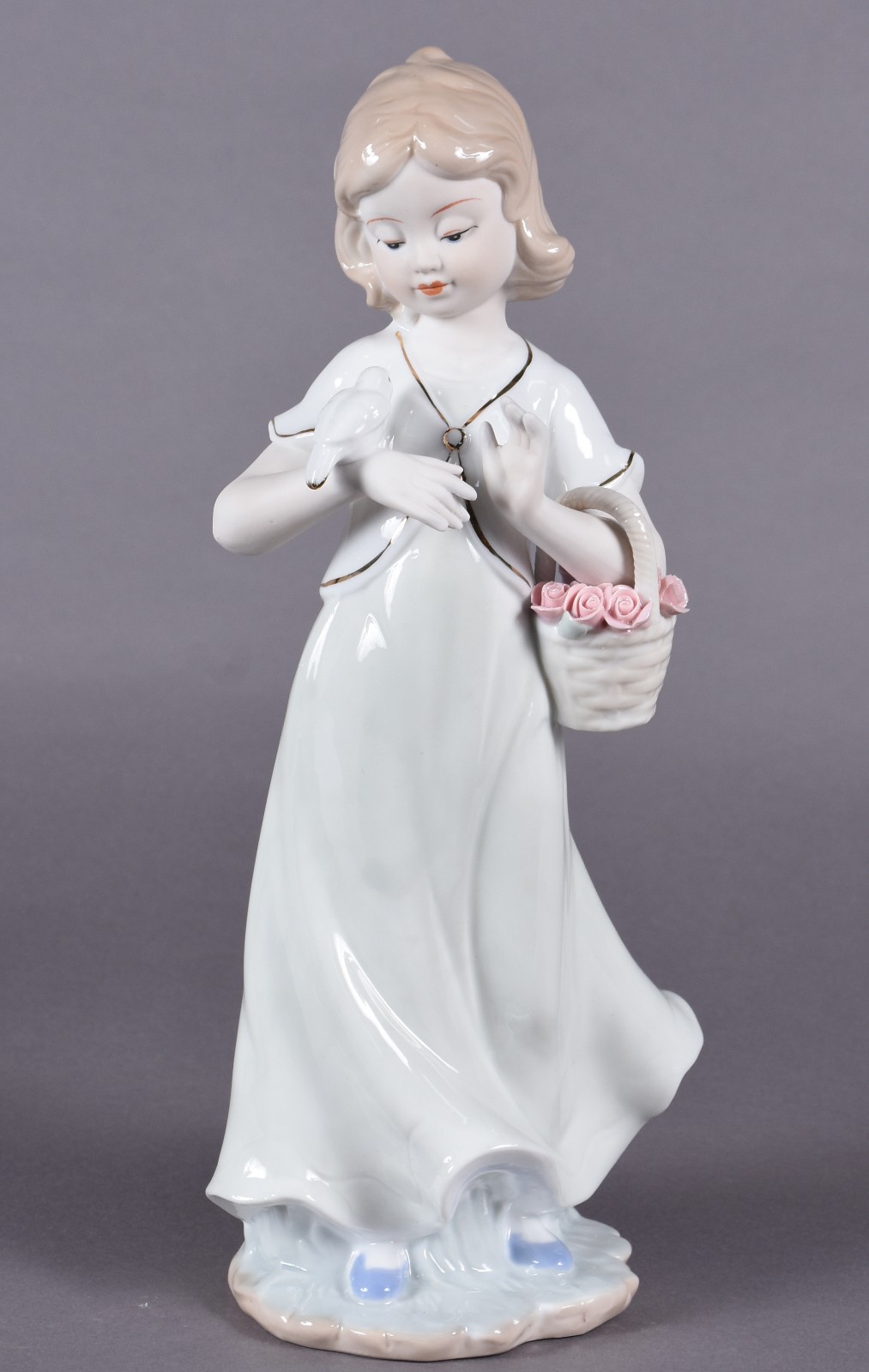 Estatueta de porcelana policromada representando menina com pássaro. - foto 1 de 4