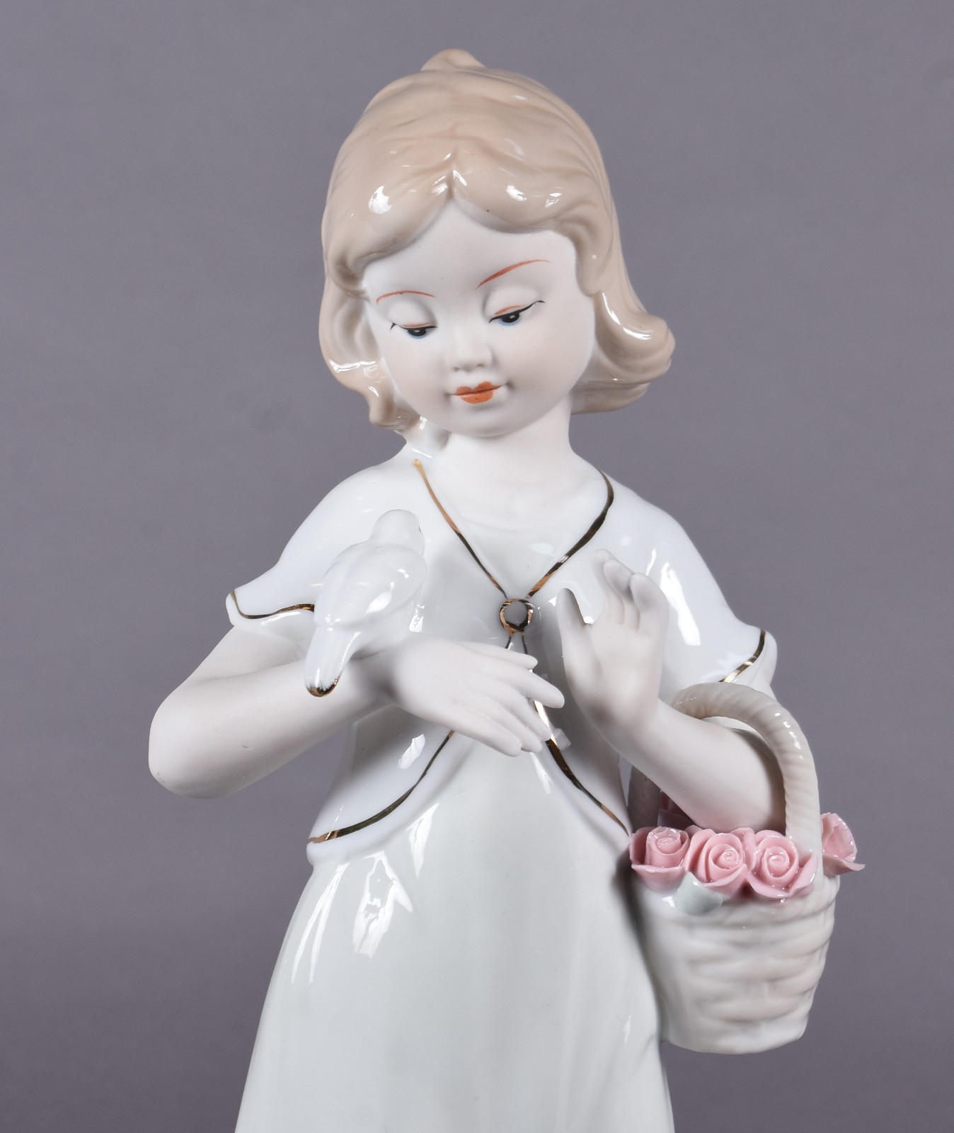 Estatueta de porcelana policromada representando menina com pássaro. - foto 2 de 4